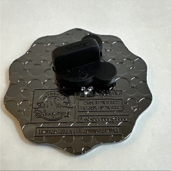 Mickey Mouse Disney Pride Collection 2024 Rainbow Pin (Limited Edition)- NEW - Picture 13 of 13